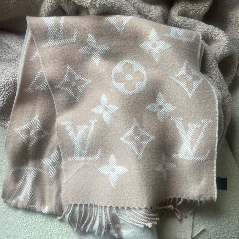 Louis Vuitton Soft Pink and White Monogram Scarf - Picture 5 of 7